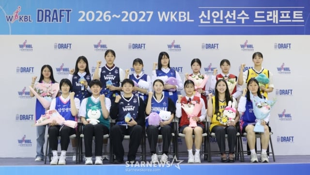 The 2026–2027 season WKBL rookie player draft was held on the 19th at Cheongju Gymnasium in Cheongju City. Players including Kaneda Mana (Osaka University of Human Sciences) and Im Yeon-seo (Supia Girls' High School) are posing for a commemorative photo. /Photo=Chief correspondent Kim Jin-kyung.