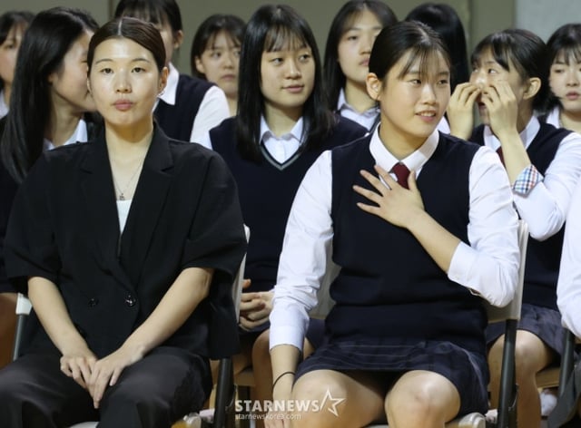 El draft de rookies de la WKBL para las temporadas 2026-2027 se celebró el día 19 en el Gimnasio Cheongju de la ciudad de Cheongju. Im Yeon-seo (derecha, del instituto femenino Su-pia) espera junto a Kaneda Mana (de la Universidad de Ciencias Humanas de Osaka) el inicio del draft. /Foto=corresponsal jefe Kim Jin-kyung.