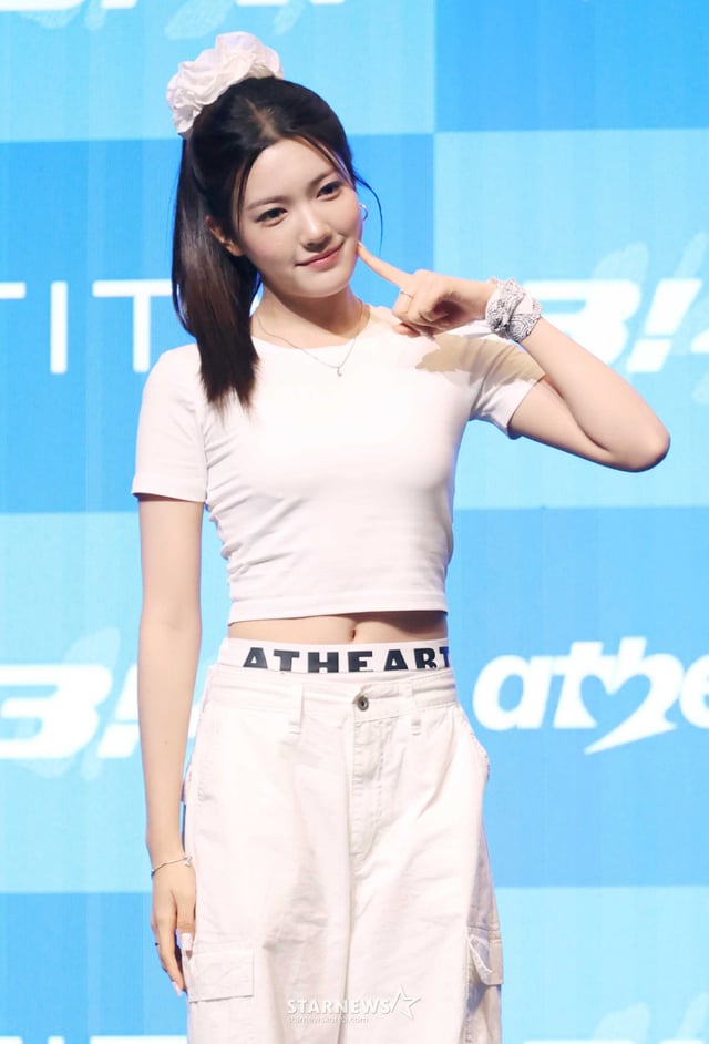 AtHeart (AtHeart) member Seo-hyun poses at a showcase held on the afternoon of the 19th at Rise Autograph Collection in Mapo-gu, Seoul, for the multi-form drama '3+4!' and to commemorate the release of the second single '3!4!' from the Time Travel Project. The 'Time Travel Project' is AtHeart's global remake series that reinterprets classic songs once widely loved with a contemporary sensibility. /2026.08.19 /Photo=Lee Dong-hoon photoguy@