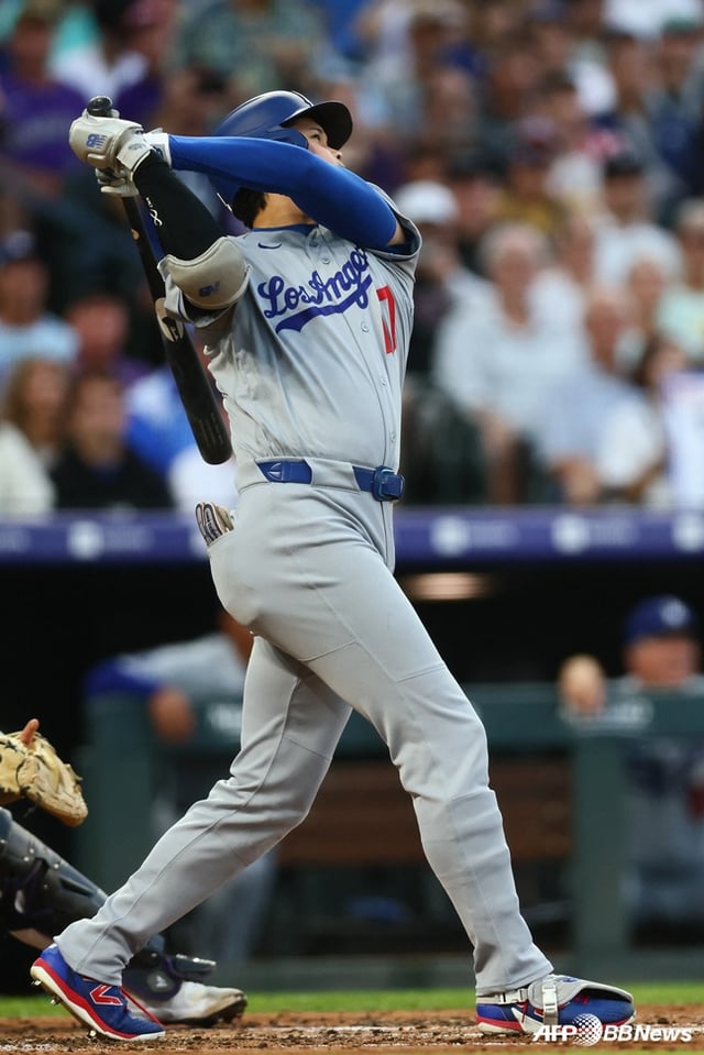 Cầu thủ LA Dodgers Shohei Ohtani đánh home run ở đầu hiệp thứ 3 ngày 19 trong trận đấu với Colorado Rockies. /AFPBBNews=NEWS1