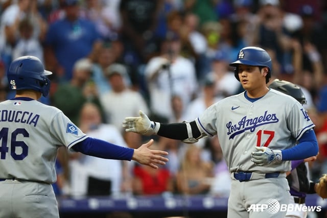 Cầu thủ LA Dodgers Shohei Ohtani (phải) đánh home run ở đầu hiệp thứ 3 ngày 19 trong trận đấu với Colorado Rockies và về nhà. /AFPBBNews=NEWS1