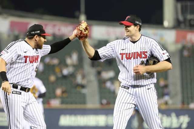 LG 새 아시아쿼터 케네디(오른쪽)가 19일 잠실 KT전 8회초 무사 1루를 병살로 마무리하고 미소 짓고 있다. /사진=LG 트윈스 제공