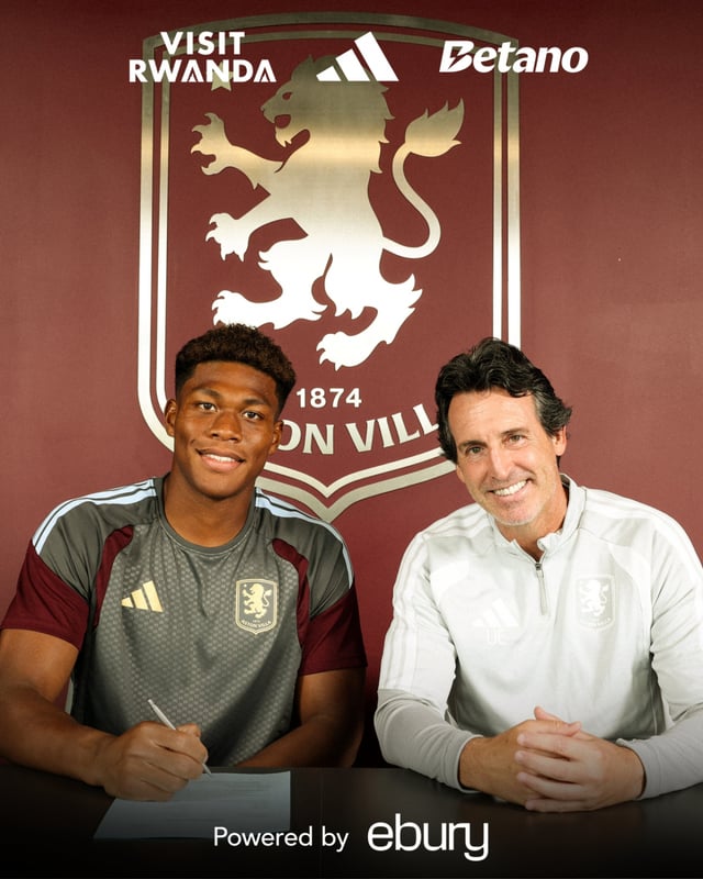 Japan national team starting goalkeeper Suzuki Zayon (left), who has signed a five-year contract with England's Premier League (EPL) club Aston Villa. /Photo=Aston Villa SNS screenshot