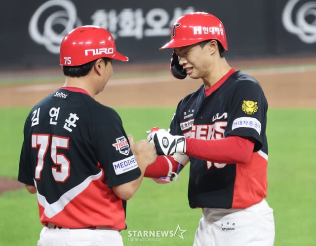 2026 신한 SOL KBO리그 한화 이글스 대 KIA 타이거즈 경기가 18일 대전한화생명볼파크에서 열렸다. KIA 박재현이 4회초 2사 1,2루에서 1타점 적시타를 날리고 출루한 후 김연훈 코치의 환영을 받고 /사진=김진경 kim.jinkyung@