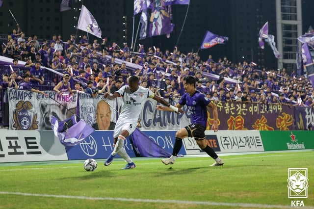'Italó (izquierda) y Kim Ji-hoon. /Foto=Proporcionado por la Asociación Coreana de Fútbol'