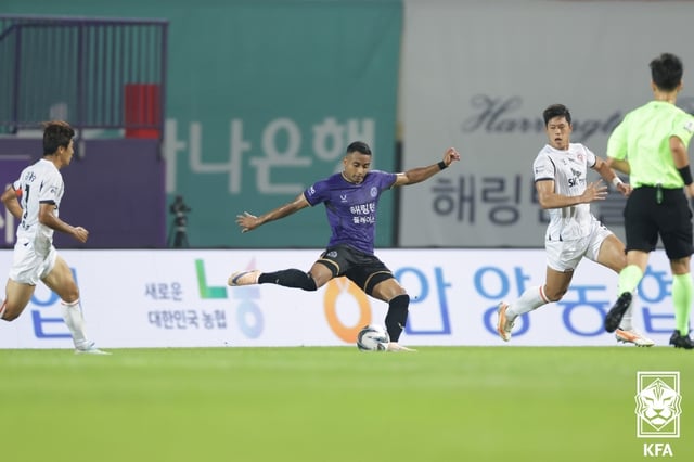'Imagen de Ailton (centro) disparando. /Foto=Proporcionado por la Asociación Coreana de Fútbol'