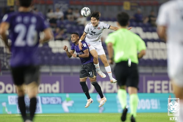 'Ailton (izquierda) y Kwon Ki-min. /Foto=Proporcionado por la Asociación Coreana de Fútbol'