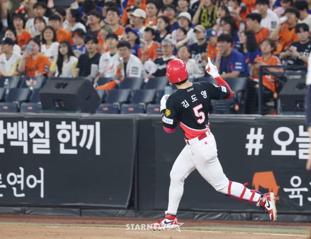 2026新韓(シンハン)SOLKBOリーグのハンファ·イーグルス対KIAタイガースの試合が18日、大田(テジョン)のハンファ生命ボールパークで行われた。 KIAの金ドヨンが7回表2死で左越え1点本塁打を放ち、グラウンドを回っている。 /写真=キム·ジンギョン kim.jinkyung@