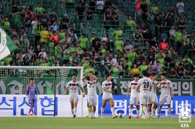 K3リーグ所属の唐津市民サッカー団の選手たちが19日、全州ワールドカップ競技場で開かれた全北現代との2026~2027コリアカップ16強の先制ゴール以後、喜んでいる。 /写真=大韓サッカー協会提供