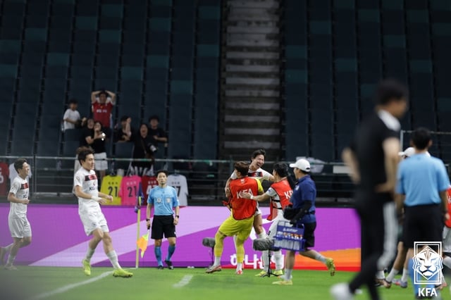 K3リーグ所属の唐津市民サッカー団の選手たちが19日、全州（チョンジュ）W杯競技場で行われた全北現代（チョンブク·ヒョンデ）との2026-2027コリアカップ決勝トーナメント進出後、喜んでいる。 /写真=大韓サッカー協会提供