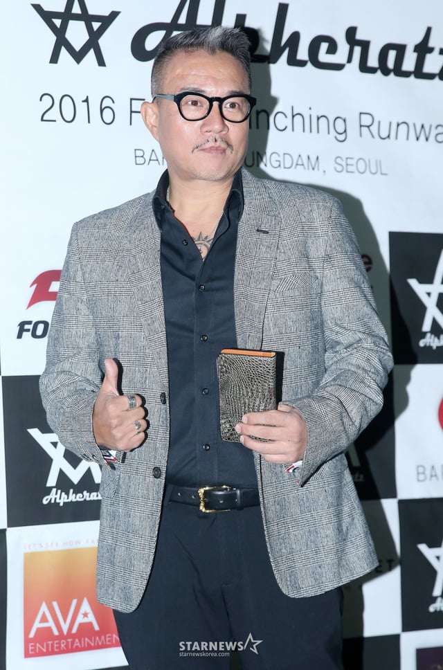 El cantante Cool, Kim Sung-soo, posó en el evento de foto de pared del desfile de moda colaborativo conmemorando el tercer aniversario del lanzamiento de Alferats, celebrado el 28 de la tarde en Badore Cheongdam, distrito de Gangnam, Seúl. /foto=hwijpg@(Kim Hwi-seon, reportero becario)