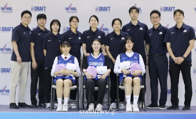 The 2026-2027 WKBL Rookie Draft was held on the 19th at Cheongju Gymnasium in Cheongju. Kaneda Mana (Osaka University of Human Sciences) and other players selected by Shinhan Bank are posing for a commemorative photo with their team. /Photo=Chief correspondent Kim Jin-kyung.