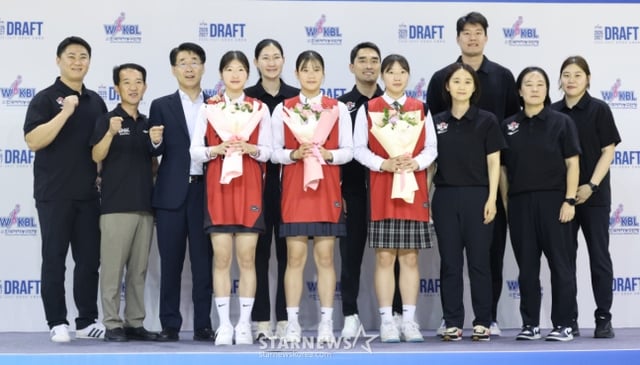 The 2026-2027 WKBL Rookie Draft was held on the 19th at Cheongju Gymnasium in Cheongju. Im Yeon-seo (center, Suwha Girls' High School) and other players selected by BNK Sum are posing for a commemorative photo with their team. /Photo=Chief correspondent Kim Jin-kyung.