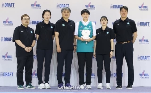 The 2026-2027 WKBL Rookie Draft was held on the 19th at Cheongju Gymnasium in Cheongju. Ogura Yuriko (Aichi Gakusen University) is posing for a commemorative photo with the Hana Bank team. /Photo=Chief correspondent Kim Jin-kyung.