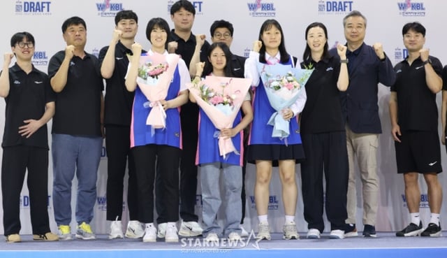 The 2026-2027 WKBL Rookie Draft was held on the 19th at Cheongju Gymnasium in Cheongju. Lee So-hee (fourth from the right) and other players selected by Samsung Life are posing for a commemorative photo with their team. /Photo=Chief correspondent Kim Jin-kyung.