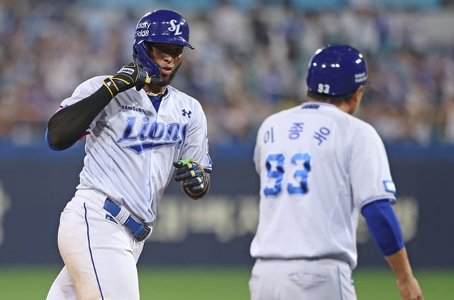 삼성 라이온즈 르윈 디아즈(왼쪽)가 19일 SSG 랜더스전에서 5회말 투런 홈런을 터뜨린 뒤 이종욱 코치와 하이파이브를 하고 있다. /사진=삼성 라이온즈 제공