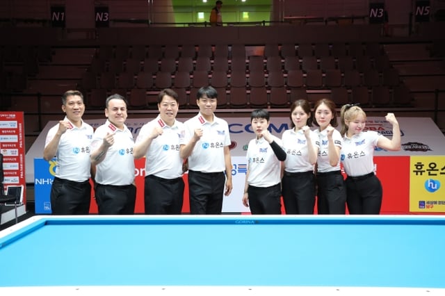 ヒューオンズの選手たちが19日、NH農協カードを破ってPBAチームリーグ第2ラウンドの優勝を確定した後、記念撮影をしている。 /写真=PBAツアー提供