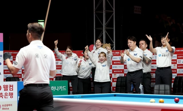 ヒューオンズの選手たちが勝利後喜んでいる。 /写真=PBAツアー提供