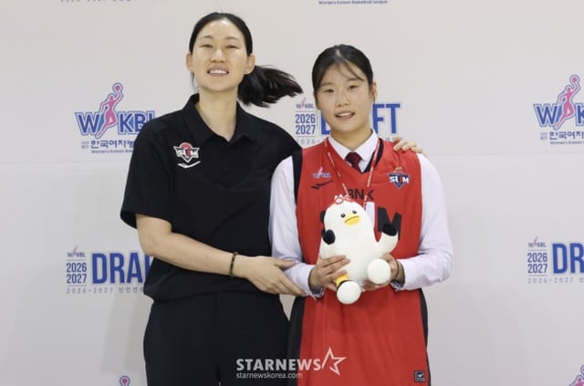 2026~2027시즌 WKBL 신인 선수 드래프트가 19일 청주시 청주체육관에서 열렸다. 임연서(수피아여고)가 1라운드 2순위로 BNK썸에 지명된 후 박정은 감독과 포즈를 취하고 있다. /사진=김진경 대기자.