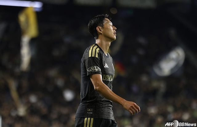 Son Heung-min closes his eyes, looking frustrated and regretful. /AFPBBNews=NEWS1