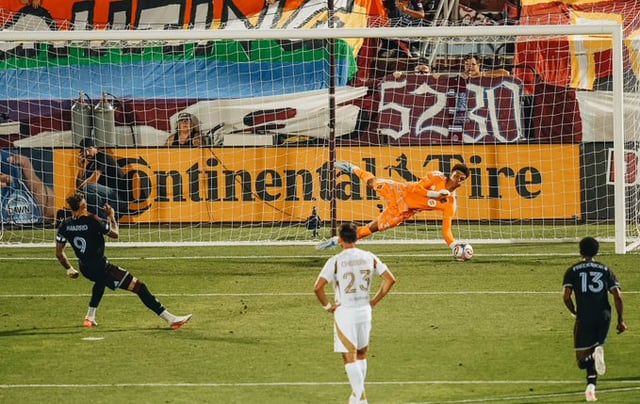 Cabral Carter blocks Colorado's penalty kick on the 20th at 10:30 a.m. (Korea time) during the 2026 Major League Soccer (MLS) regular season match held at Dick's Sporting Goods Park in Colorado. /Photo=LAFC official social media service (SNS)