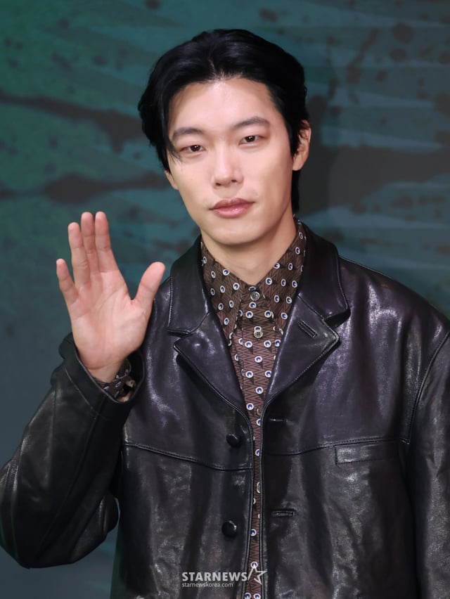 배우 류준열이 20일 오전 서울 마포구 호텔 나루 서울 엠갤러리에서 진행된 넷플릭스 오리지널 시리즈 '들쥐' 제작발표회에 참석해 포즈를 취하고 있다. 의문의 존재 '들쥐'에게 이름, 얼굴, 인생을 송두리째 빼앗긴 소설가 '문재'와 잃어버린 돈을 회수하려는 사채업자 '노자', 그리고 형사 '순용'이 들쥐의 정체를 쫓으며 벌어지는 이야기를 그린 추적 스릴러 '들쥐'는 오는 28일 공개된다. /2026.08.20 /사진=이동훈 photoguy@