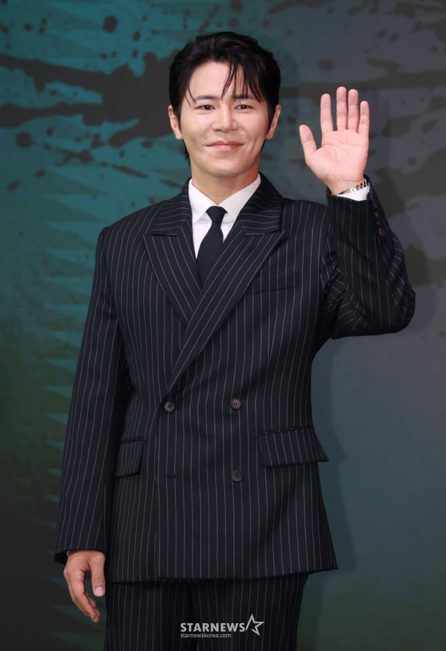배우 이규형이 20일 오전 서울 마포구 호텔 나루 서울 엠갤러리에서 진행된 넷플릭스 오리지널 시리즈 '들쥐' 제작발표회에 참석해 포즈를 취하고 있다. 의문의 존재 '들쥐'에게 이름, 얼굴, 인생을 송두리째 빼앗긴 소설가 '문재'와 잃어버린 돈을 회수하려는 사채업자 '노자', 그리고 형사 '순용'이 들쥐의 정체를 쫓으며 벌어지는 이야기를 그린 추적 스릴러 '들쥐'는 오는 28일 공개된다. /2026.08.20 /사진=이동훈 photoguy@