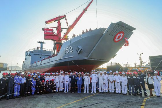Tại nhà máy đóng tàu SIMA của Peru, HD Hyundai Heavy Industries và nhà máy đóng tàu SIMA đã cùng nhau đóng tàu Chimbote với sự tham dự của các quan chức chủ chốt, bao gồm Tổng thống Peru Keiko Fujimori (người thứ mười hai từ phải sang) / Ảnh cung cấp = HD Hyundai