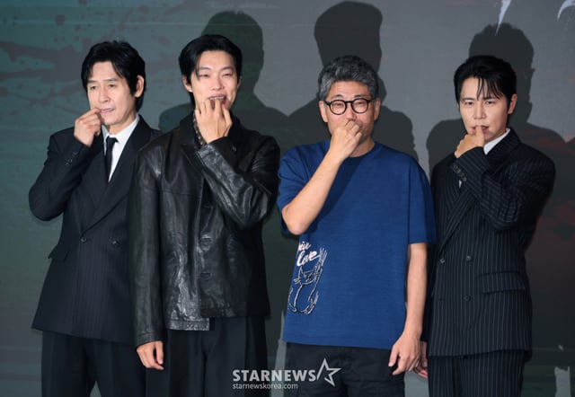 俳優ソル·ギョング、リュ·ジュンヨル、キム·ホンソン監督、俳優イ·ギュヒョンが20日午前、ソウル麻浦区ホテルナルソウルエムギャラリーで行われたネットフリックスオリジナルシリーズ「野ネズミ」製作発表会に参加しポーズを取っている。 疑問の存在「野ネズミ」に名前、顔、人生を根こそぎ奪われた小説家「ムンジェ」と失われたお金を回収しようとする私債業者「老子」、そして刑事「スンヨン」が野ネズミの正体を追って繰り広げられる話を描いた追跡スリラー「野ネズミ」は28日公開される。 /2026.08.20 /写真=イ·ドンフン photoguy@
