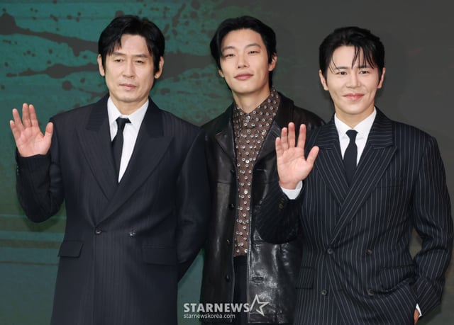 俳優ソル·ギョング、リュ·ジュンヨル、イ·ギュヒョンが20日午前、ソウル麻浦区ホテルナルソウルエムギャラリーで行われたネットフリックスオリジナルシリーズ「野ネズミ」製作発表会に参加しポーズを取っている。 疑問の存在「野ネズミ」に名前、顔、人生を根こそぎ奪われた小説家「ムンジェ」と失われたお金を回収しようとする私債業者「老子」、そして刑事「スンヨン」が野ネズミの正体を追って繰り広げられる話を描いた追跡スリラー「野ネズミ」は28日公開される。 /2026.08.20 /写真=イ·ドンフン photoguy@