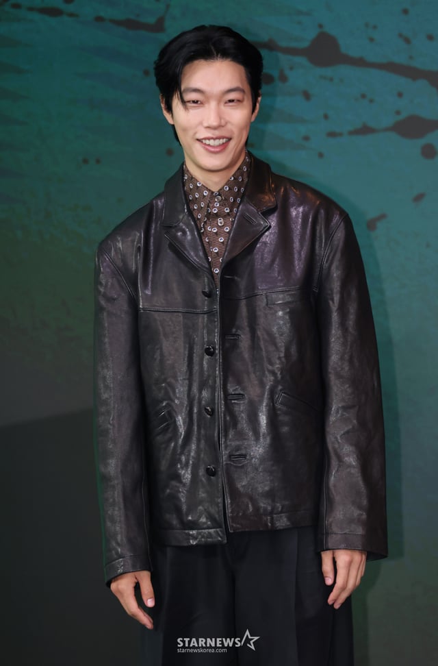俳優リュ·ジュンヨルが20日午前、ソウル麻浦区ホテルナルソウルエムギャラリーで行われたネットフリックスオリジナルシリーズ「野ネズミ」製作発表会に参加しポーズを取っている。 疑問の存在「野ネズミ」に名前、顔、人生を根こそぎ奪われた小説家「ムンジェ」と失われたお金を回収しようとする私債業者「老子」、そして刑事「スンヨン」が野ネズミの正体を追って繰り広げられる話を描いた追跡スリラー「野ネズミ」は28日公開される。 /2026.08.20 /写真=イ·ドンフン photoguy@