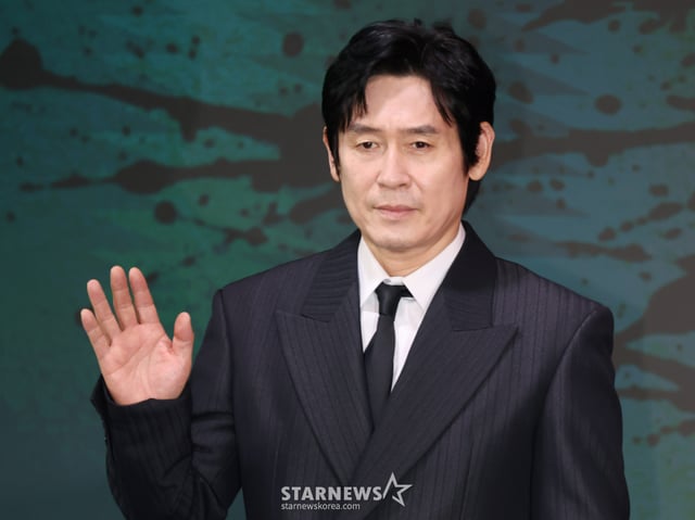 俳優ソル·ギョングが20日午前、ソウル麻浦区ホテルナルソウルエムギャラリーで行われたネットフリックスオリジナルシリーズ「野ネズミ」製作発表会に参加しポーズを取っている。 疑問の存在「野ネズミ」に名前、顔、人生を根こそぎ奪われた小説家「ムンジェ」と失われたお金を回収しようとする私債業者「老子」、そして刑事「スンヨン」が野ネズミの正体を追って繰り広げられる話を描いた追跡スリラー「野ネズミ」は28日公開される。 /2026.08.20 /写真=イ·ドンフン photoguy@
