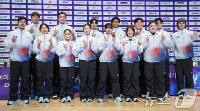 국가대표 선수들이 20일 충북 진천선수촌에서 2026 아이치·나고야하계아시아경기대회 D-30 미디어데이 대한민국선수단 기자회견을 마친 뒤 기념 촬영을 하고 있다. 앞줄 왼쪽부터 전웅태, 성승민, 여서정, 송세라, 임애지, 허미미, 박혜정, 두번째줄 왼쪽부터 차영석, 이승현, 이재성, 나마디 조엘진, 김민종, 황선우, 김우민. /사진=뉴스1