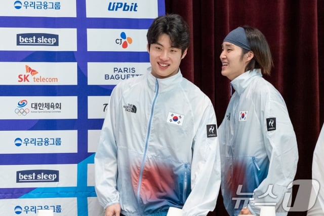 수영 국가대표 황선우, 김우민이 20일 충북 진천선수촌에서 열린 2026 아이치·나고야하계아시아경기대회 D-30 미디어데이 대한민국선수단 기자회견에 입장하고 있다. /사진=뉴스1