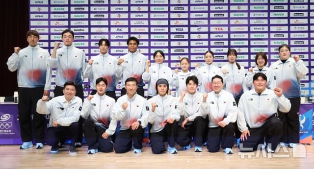유승민 대한체육회장, 이상현 선수단장, 김택수 선수촌장과 국가대표 선수들이 20일 오후 충북 진천 국가대표 선수촌에서 열린 2026 아이치·나고야 아시안게임 D-30 미디어 데이에서 기념촬영을 하고 있다. 앞줄 왼쪽부터 유 회장, 전웅태, 김 선수촌장, 김우민, 황선우, 이 선수단장, 김민종, 차영석(뒷줄 왼쪽부터), 이승현, 이재성, 나마디 조엘진, 성승민, 여서정, 송세라, 임애지, 허미미, 박혜정. /사진=뉴시스