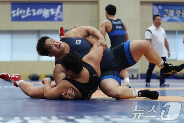 Kim Min-seok, atleta de la selección nacional de lucha libre, realiza un entrenamiento abierto durante el Día de Medios D-30 de los Juegos Asiáticos de Verano de Aichi-Nagoya 2026 celebrado en el campamento de atletas de Jincheon, provincia de Chungbuk, el día 20. /Foto=NEWS1