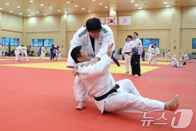 Lee Hyun-ji, atleta de la selección nacional de judo, realiza un entrenamiento abierto durante el Día de Medios D-30 de los Juegos Asiáticos de Verano de Aichi-Nagoya 2026 celebrado en el campamento de atletas de Jincheon, provincia de Chungbuk, el día 20. /Foto=NEWS1