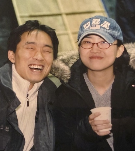De izquierda a derecha, el entrenador Jang Hang-jun y la escritora Kim Eun-hee, pareja /foto=KBS 2TV 'Happy Together - Me alegra no estar solo'