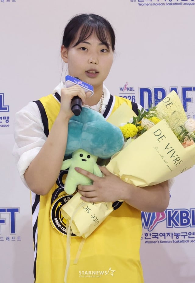 2026~2027시즌 WKBL 신인 선수 드래프트가 19일 청주시 청주체육관에서 열렸다. 김성언(단국대)이 2라운드 2순위로 KB스타즈에 지명된 후 소감을 밝히고 있다. /사진=김진경 대기자.