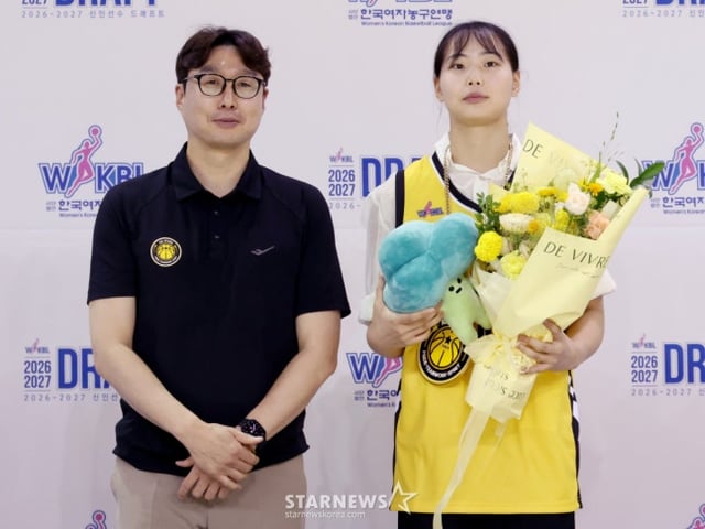 2026~2027시즌 WKBL 신인 선수 드래프트가 19일 청주시 청주체육관에서 열렸다. 김성언(단국대)이 2라운드 2순위로 KB스타즈에 지명된 후 김완수 감독과 포즈를 취하고 있다. /사진=김진경 대기자.