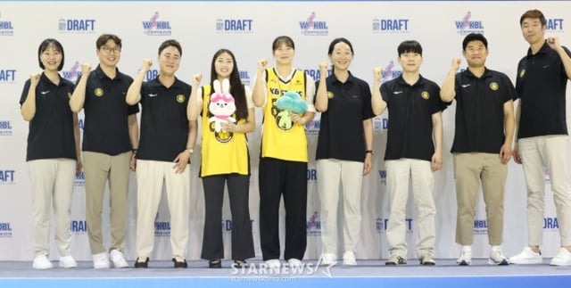 2026~2027시즌 WKBL 신인 선수 드래프트가 19일 청주시 청주체육관에서 열렸다. 원이아나(왼쪽에서 네 번째, 시에나 하이츠 대학교)를 비롯해 KB스타즈에 지명된 선수들이 선수단과 기념촬영을 하고 있다. /사진=김진경 대기자.
