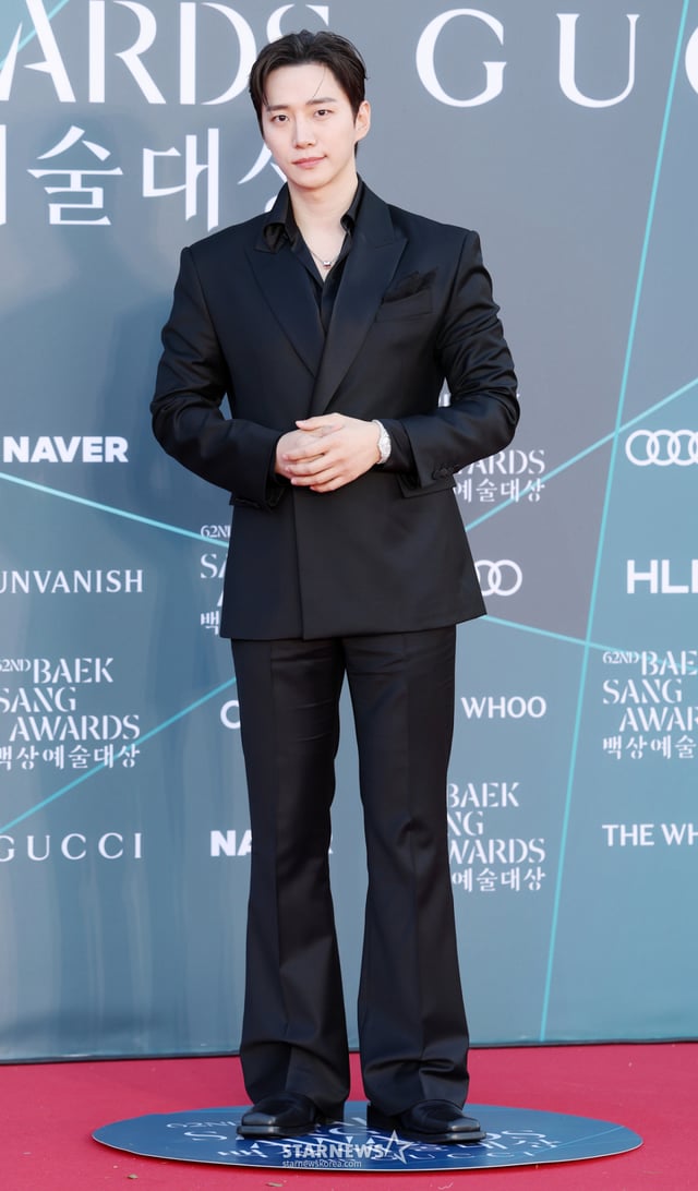 배우 이준호가 8일 서울 강남구 코엑스에서 진행된 제62회 백상예술대상 레드카펫에 참석해 포즈를 취하고 있다./2026.05.08 /사진=김휘선 hwijpg@