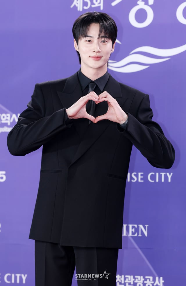 俳優のビョン·ウソクが31日、仁川市永宗区(インチョンシ·ヨンジョング)のパラダイスシティで行われた第5回青龍シリーズアワードのレッドカーペットに参加し、ポーズを取っている。 /2026.07.31 /写真=キム·フィソン hwijpg@