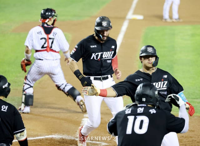 KT pinch-hitter Kim Min-hyuk hits a bases-clearing, three-RBI double in the top of the 7th inning during the 2026 KBO League matchup between LG Twins and KT Wiz at Jamsil Stadium on the 20th. An Hyeon-min, Hilliard, and Kim Hyun-soo score as a result. August 20, 2026. /Photo=Senior reporter Kang Young-jo cameratalks@