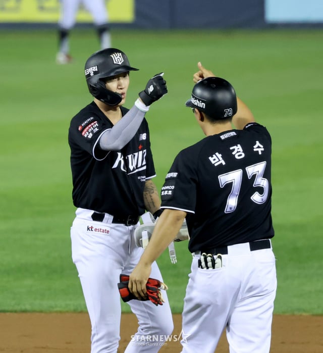 KT pinch-hitter Kim Min-hyuk reaches base with a bases-clearing, three-RBI double in the top of the 7th inning during the 2026 KBO League matchup between LG Twins and KT Wiz at Jamsil Stadium on the 20th. August 20, 2026. /Photo=Senior reporter Kang Young-jo cameratalks@