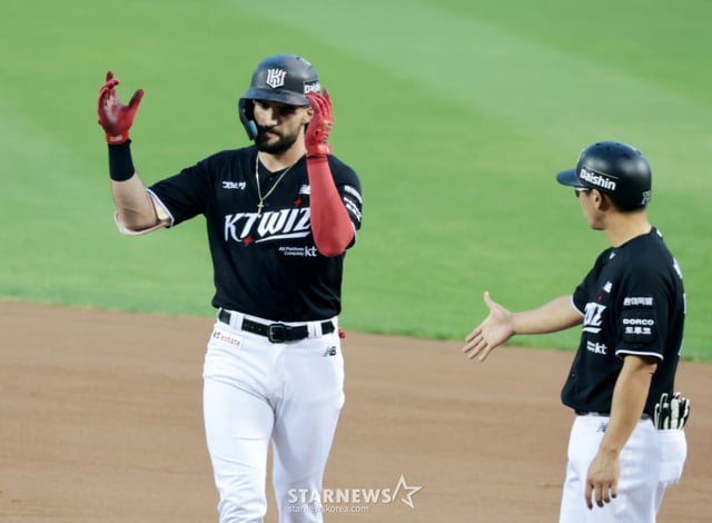 KT's fourth hitter Hilliard reaches base with a one-RBI hit in the top of the 1st inning during the 2026 KBO League matchup between LG Twins and KT Wiz at Jamsil Stadium on the 20th, with one out and runners on first and second. August 20, 2026. /Photo=Senior reporter Kang Young-jo cameratalks@