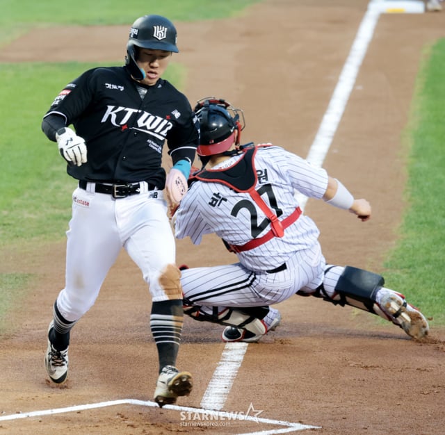 KT leadoff batter Choi Won-jun scores during the top of the 1st inning in the 2026 KBO League matchup between LG Twins and KT Wiz at Jamsil Stadium on the 20th, following Hilliard's two-run single to left-center field with one out and runners on first and second. /Photo=Senior reporter Kang Young-jo cameratalks@