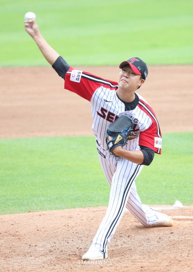 The 2026 Shinhan SOL KBO League LG Twins vs. NC Dinos game was held on the 3rd at Seoul Jamsil Baseball Stadium. LG pitcher Park Si-won is pitching hard. /Photo=Kim Jin-kyung kim.jinkyung@