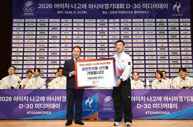 윤홍근 제네시스BBQ 그룹 회장(왼쪽)이 20일 '2026 아이치·나고야하계아시아경기대회 D-30 미디어데이'에 앞서 김택수 국가대표 선수촌장에게 격려금 1억원을 전달하고 있다. /사진=대한체육회 제공