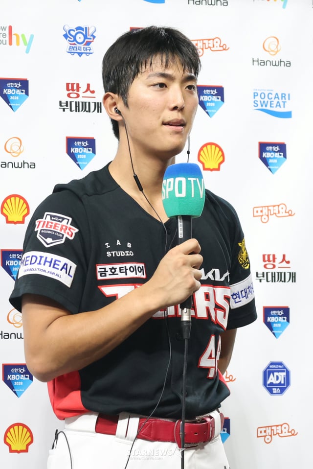 2026新韓(シンハン)SOLKBOリーグのハンファ·イーグルス対KIAタイガースの試合が18日、大田(テジョン)のハンファ生命ボールパークで行われた。 KIAのイ·ウィリが試合後、殊勲選手のインタビューをしている。 /写真=キム·ジンギョン kim.jinkyung@